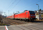 Die 146 005-4 (91 80 6146 005-4 D-DB) der DB Regio NRW fährt am 24.03.2021, mit dem RE 9 (rsx - Rhein-Sieg-Express) Aachen - Köln - Siegen, durch Niederschelden in Richtung Siegen.