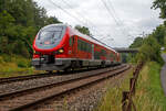 kbs-460-siegstrecke/744781/vermutlich-auf-einer-ueberfuehrungsfahrt-wobei-der Vermutlich auf einer Überführungsfahrt, wobei der Zugzielanzeiger Kraków Główny (Krakau Hauptbahnhof) zeigt, was ich nicht ganz glaube....
Zweigekuppelte dreiteilige PESA LINK III – 633 048 / 933 048 / 633 548 und 633 542 / 933 042 / 633 042 der DB Regio Bayern fahren am 26.08.2021 bei Wissen (Sieg) über die Siegstrecke (KBS 460) in Richtung Siegen.

Die PESA LINK III wurden 2019 von PESA - Pojazdy Szynowe PESA Bydgoszcz SA in Bydgoszcz (deutsch Bromberg) gebaut,
vorne der 633 048 ff unter der Fabriknummer A643BNA085 und der hintere 633 042 ff unter der Fabriknummer A643BNA079.

Eigentlich war für Dezember 2017 schon der Einsatz im Dieselnetz Allgäu geplant, aber die Triebzüge passten nicht ins deutsche Lichtraumprofil, sie waren wenige Millimeter zu breit  und so gab es keine Zulassung. Der polnische Hersteller PESA musste die Züge umkonstruieren. Danach gab es weitere Probleme, die Fahrzeuge entsprachen nicht den bestellten technischen Anforderungen hinsichtlich des Gewichtes und des Antriebes, so musste PESA erneut eine Umkonstruktion an dem Fahrzeugmodell vornehmen. Am 30. Mai 2018 hat das Eisenbahnbundesamt EBA die Zulassung für den Einsatz der zweiteiligen Züge vom Typ Pesa Link II (BR 632) für die DB Regio nun erteilt. Für die dreiteiligen Pesa Link III (BR 633) wurde sie mittlerweile auch erteilt. 

Warum es aber solange braucht um Normen und Lastenhefte zu lesen entzieht sich meiner Kenntnis. 

Der PESA LINK (Projektname DMU 120) ist ein Dieseltriebwagen des polnischen Herstellers PESA (Pojazdy Szynowe Pesa Bydgoszcz SA). Die ČD (Tschechische Bahnen) vermarkten sie als „RegioShark“ (RegioHai). Hai war auch mein erster Eindruck, im September 2014 auf der InnoTrans 2014 in Berlin, als das erste Vorserienfahrzeug 631 001-4 vorgestellt wurde.

Es werden verschiedene Varianten von ein- bis vierteiligen Triebzügen, mit unterschiedlichen Motorleitungen, angeboten.

Der Innenraum des Pesa Link ist im Mittelteil in Niederflurbauweise ausgeführt, während die Fahrgastbereiche an den Fahrzeugenden hochflurig ausgelegt sind. Die Bodenhöhe des Niederflurbereichs beträgt in der DB-Version im 600 mm. Je ein Motor treibt jeweils beide Achsen eines Drehgestells (Enddrehgestell) am Fahrzeugende an. Zwischen den Endwagenteilen und dem mittleren Wagenteil befinden sich jeweils nicht angetriebene Jakobsdrehgestelle. 

Der Antrieb erfolgt diesel-hydromechanisch durch 2 Stück MTU 12 Zylinder, 4-Takt Dieselmotor (PowerPack) mit Abgasturbolader und Ladeluftkühlung vom Typ 12V 1600 R70LP mit einer Leistung von 625 kW, über ein 6-Gang-Automatik-Getriebe ZF EcoLife Rail (480 kW), jeweils auf die beide Achsen eines Enddrehgestelles

Technische Daten der BR 633 (DB):
Spurweite: 1.435 mm (Normalspur)
Achsformel: B’(2’)(2’)B’
Länge über Puffer:  57.130 mm
Höhe: 4.206 mm
Breite: 2.800 mm
Drehzapfenabstand: 17.040 mm
Achsabstand im Drehgestell: 2.100 mm
Dienstgewicht: 120,4 t
Achslast: 18,9 t
Höchstgeschwindigkeit: 140 km/h
Installierte Leistung: 2 x 625 kW (2 x 838 PS)
Beschleunigung:  0,74 m/s²  bei 0-30 km/h
Antrieb: MTU Powerpack 12 Zylinder, 4-Takt-Dieselmotor mit Abgasturbolader und Ladeluftkühlung vom Typ MTU 6H 1800 R85L
Motornenndrehzahl: 2.100 U/min
Motorhubraum: 21  l
Getriebe: 6-Gang-ZF-Automatikgetriebe EcoLife Rail (480 kW),
Kraftübertragung: diesel-hydromech.  
Fußbodenhöhe (Niederflurber.):   600 mm                              
Fußbodenhöhe (Hochflurber.):   1.290 mm
Kleinster bef. Halbmesser: 100 m (Werkstatt) / 150 m (Betrieb)
Kupplungstyp:  Scharfenberg Typ 10
Sitzplätze in der 1. Klasse: 12
Sitzplätze in der 2. Klasse: 94 und 54 Klappsitze
Fahrradstellplätze: 36 (dann keine klappsitze)
Stehplätze: 196