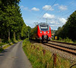 Zwei gekuppelte Bombardier Talent 2 der DB Regio NRW fahren am 31.08.2021, als RE 9 rsx - Rhein-Sieg-Express (Siegen – Köln - Aachen), von Wissen (Sieg) weiter in Richtung Köln.