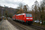 kbs-460-siegstrecke/758735/geschoben-von-der-146-004-7-91 Geschoben von der 146 004-7 (91 80 6146 004-7 D-DB) der DB Regio verlässt der RE 9 (rsx - Rhein-Sieg-Express) Siegen - Köln – Aachen, am 03.12.2021 den Bahnhof Kirchen an der Sieg und fährt weiter in Richtung Köln. Nächster Halt ist der Bahnhof Betzdorf/Sieg.