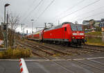 Die 146 001-3 (91 80 6146 001-3 D-DB) der DB Regio NRW fährt am 04.12.2021, mit dem RE 9 (rsx - Rhein-Sieg-Express) Aachen - Köln – Siegen, durch Niderschelden in Richtung Siegen.