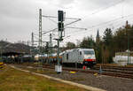 Die an die ITL Eisenbahngesellschaft mbH vermietete AKIEM 285 108-7 (92 80 1285 108-7 D-ITL) dieselt am 05.01.2022 mit einem Kesselwagenzug durch Betzdorf (Sieg) in Richtung Köln.