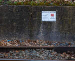Schild/Tafel zur Kennzeichnung der Infrastrukturgrenze zwischen (links) der Westerwaldbahn des Kreises Altenkirchen GmbH (WEBA) mit Sitz in Steinebach-Bindweide und (rechts) der DB Netz AG, Netz