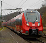 Zwei gekuppelte Bombardier Talent 2 der DB Regio NRW (der vierteilige 442 761/ 442 261und der fünfteilige 442 802 / 442 302) rauschen (fahren) am 15.01.2022, als RE 9 - Rhein Sieg Express (RSX)