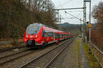 Zwei gekuppelte Bombardier Talent 2 der DB Regio NRW (der vierteilige 442 254 / 442 754 und der fnfteilige 442 801 / 442 301) rauschen (fahren) am 15.01.2022, als RE 9 - Rhein Sieg Express (RSX)