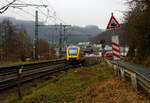 kbs-460-siegstrecke/763796/der-vt-254-95-80-0648 Der VT 254 (95 80 0648 154-2 D-HEB / 95 80 0648 654-1 D-HEB) ein Alstom Coradia LINT 41 der HLB (Hessische Landesbahn), ex Vectus VT 254, verlsst am 15.01.2022, als RB 90 'Westerwald-Sieg-Bahn' Altenkirchen – Au – Betzdorf – Siegen Hbf, Scheuerfeld (Sieg) und fhrt weiter in Richtung Betzdorf (Sieg).

Einen lieben Gru an den Tf zurck, der fr mich die Lichter kurz gendert hatte. 

Der Triebwagen befhrt die zweigleisige Siegstrecke. An der Weiche vor dem VT ist der Abzweig zum Kleinbahnhof und Rbf der Westerwaldbahn des Kreises Altenkirchen GmbH (WEBA). So sind die Gleisanlagen rechts vom VT der WEBA. Am Kleinbahnhof beginnt auch die Bahnstrecke Scheuerfeld–Bindweide-(Emmerzhausen). 

Neben Gterverkehr auf der Stammstrecke (Scheuerfeld (Sieg) – Bindweide – Oberdreisbach) fhrte die Westerwaldbahn auch Gterverkehr auf der Siegstrecke oder der Dillstrecke durch. Die Abwicklung der Gterabfertigung sowie der Fahrten erfolgte im Auftrag der DB Cargo. Im Juni 2017 beschloss der Kreistag Altenkirchen die Einstellung des Gterverkehrs durch die kreiseigene Westerwaldbahn. 

So fhrt die Westerwaldbahn GmbH heute nur noch Schienenpersonennahverkehr auf der Linie RB 97 Betzdorf (Sieg) – Daaden (Daadetalbahn), mit zwei Stadler GTW 2/6 die von der Hellertalbahn GmbH bernommen wurden. 