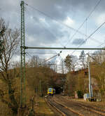 Der VT 260 (95 80 0648 160-9 D-HEB / 95 80 0648 660-8 D-HEB), ein Alstom Coradia LINT 41 der HLB (Hessische Landesbahn) hat am 05.02.2022 den 32 m kurzen Mühlburg-Tunnel durchfahren und erreicht