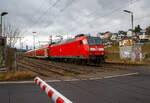 Die 146 002-1 (91 80 6146 002-1 D-DB) der DB Regio NRW fährt, nach einem kurzen Hp0 in Niederschelden (da Schranke noch offen), mit dem RE 9 (rsx - Rhein-Sieg-Express) Aachen - Köln -