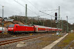 Die 146 005-4 (91 80 6146 005-4 D-DB) der DB Regio NRW erreicht am 22.02.2022, mit dem RE 9 (rsx - Rhein-Sieg-Express) Aachen - Köln - Siegen, den Bahnhof Betzdorf (Sieg).