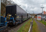 Spezieller sechsachsiger Gelenk-Taschenwagen System HELROM, 87 80 4993 014-1 D-HEL, der Gattung Sdmrs, der HELROM Trailer Rail am 01.04.2022 im Zugverband bei der Zugdurchfahrt in Scheuerfeld (Sieg).