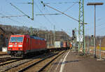 Die DB Cargo 185 372-0 (91 80 6185 372-0 D-DB) fhrt am 25.03.2022 mit einem KLV-Zug aus Richtung Kln kommend durch Betzdorf (Sieg) in Richtung Siegen.