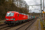 Die DB 193 337 (91 80 6193 337-3 D-DB) fährt am 06.04.2022 mit einem KLV-Zug durch Scheuerfeld (Sieg) in Richtung Siegen.
