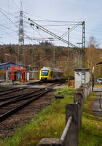 kbs-460-siegstrecke/771908/ein-alstom-coradia-lint-41-der Ein Alstom Coradia LINT 41 der BR 648 der HLB (Hessische Landesbahn), hat am 12.04.2022 als RB 90 'Westerwald-Sieg-Bahn' (Limburg a. d. Lahn - Westerburg - Altenkirchen – Au – Siegen Hbf), den Bahnhof Scheuerfeld (Sieg) erreicht.