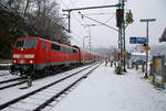 kbs-460-siegstrecke/800619/heute-hat-es-etwas-geschneit-und Heute hat es etwas geschneit und es schneit noch.... 
Die 111 168-1 (91 80 6111 168-1 D-DB) der DB Regio NRW rauscht am 19.01.2023 mit dem RE 9 rsx - Rhein-Sieg-Express (Aachen – Köln – Siegen), etwas verspätet durch den Bahnhof Scheuerfeld (Sieg) in Richtung Betzdorf.

Die Lok wurde 1980 von Henschel & Sohn in Kassel unter der Fabriknummer 32441 gebaut. Aktuell wird sie DB Gebrauchtzug am Markt zum Kauf angeboten.