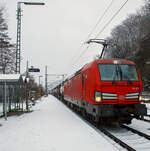 kbs-460-siegstrecke/800620/heute-hat-es-etwas-geschneit-und Heute hat es etwas geschneit und es schneit noch.... 
Die 193 322-5 (91 80 6193 322-5 D-DB) der DB Cargo AG fährt am 19.01.2023 mit einem „HUPAC“ KLV-Zug durch den Bahnhof Scheuerfeld (Sieg) in Richtung Köln.

Die Siemens Vectron MS (200 km/h - 6.4 MW) wurden 2018 von Siemens unter der Fabriknummer 22447 und gebaut, sie hat die Zulassungen für Deutschland, Österreich, Schweiz, Italien und die Niederlande (D/A/CH/I/NL).
