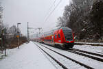 kbs-460-siegstrecke/800707/heute-hat-es-etwas-geschneit-und Heute hat es etwas geschneit und es schneit noch.... 
Die 111 168-1 (91 80 6111 168-1 D-DB) der DB Regio NRW rauscht am 19.01.2023 mit dem RE 9 rsx - Rhein-Sieg-Express (Aachen – Köln – Siegen), etwas verspätet durch den Bahnhof Scheuerfeld (Sieg) in Richtung Betzdorf.

Die Lok wurde 1980 von Henschel & Sohn in Kassel unter der Fabriknummer 32441 gebaut. Aktuell wird sie DB Gebrauchtzug am Markt zum Kauf angeboten.