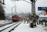 kbs-460-siegstrecke/800708/heute-hat-es-etwas-geschneit-und Heute hat es etwas geschneit und es schneit noch.... 
Die 111 168-1 (91 80 6111 168-1 D-DB) der DB Regio NRW rauscht am 19.01.2023 mit dem RE 9 rsx - Rhein-Sieg-Express (Aachen – Köln – Siegen), etwas verspätet durch den Bahnhof Scheuerfeld (Sieg) in Richtung Betzdorf.

Die Lok wurde 1980 von Henschel & Sohn in Kassel unter der Fabriknummer 32441 gebaut. Aktuell wird sie DB Gebrauchtzug am Markt zum Kauf angeboten.