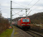Die 193 352-2 (91 80 6193 352-2 D-DB) der DB Cargo AG fhrt am 28.01.2023 mit einem KLV-Zug durch Scheuerfeld (Sieg) in Richtung Kln.