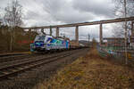 Die an die RTB Cargo GmbH vermietete SIEMENS Vectron AC – 193 810-9 „Salzburg“ (91 80 6193 810-9 D-Rpool) der Railpool GmbH (Mnchen), fhrt am 22.03.2021 mit einem Kesselwagenzug durch Siegen-Eiserfeld in Richtung Siegen. Im Hintergrund die 105 m hohe Siegtalbrcke der A45 (Sauerlandlinie).

Die Siemens Vectron AC wurde 2014 von Siemens Mobility GmbH in Mnchen-Allach unter der Fabriknummer 21898 gebaut und an die Railpool GmbH in Mnchen geliefert. Diese Vectron Lokomotive ist als AC – Lokomotive (Wechselstrom-Variante) mit 6.400 kW konzipiert und zugelassen fr Deutschland, sterreich, Ungarn und Rumnien, sie hat eine Hchstgeschwindigkeit von 200 km/h.