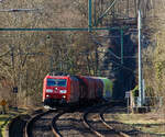 Die 185 159-1 (91 80 6185 159-1 D-DB) der DB Cargo AG hat am 03.03.2023, mit einem kurzen Coilzug (4 Wagen), den 32 m langen Mhlburg-Tunnel verlassen und fhrt Scheuerfeld (Sieg) in Richtung Siegen.