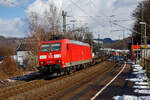 Die auch fr die Schweiz zugelassene 185 099-9 (91 80 6185 099-9 D-DB) der DB Cargo AG fhrt am 15.03.2023, mit einem KLV-Zug auf der Siegstrecke (KBS 460) durch Scheuerfeld (Sieg) in Richtung Kln.