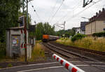 kbs-460-siegstrecke/817306/endlich-nach-fast-einem-halben-jahr Endlich nach fast einem halben Jahr der Streckensperrung der Hellertalbahn zwischen Herdorf und Betzdorf wegen dem Felssturz, fahren nun (seit dem 12.06.) die Übergabezüge der KSW (ex FGE - Freien Grunder Eisenbahn) wieder auf der gewohnten (kürzesten) Route. 

Die KSW 46 bzw. 277 807-4 (92 80 1277 807-4 D-KSW), die Vossloh G 1700-2 BB, der KSW (Kreisbahn Siegen-Wittgenstein), fährt am 27.06.2023 mit ihrem Übergabezug vermutlich mit Höchstgeschwindigkeit durch Kirchen (Sieg), hier beim BÜ km 121,192 (Kirchen, Molzbergstraße). Diese Übergabezüge werden vom KSW Rangierbahnhof Herdorf (Betriebsstätte FGE -Freien Grunder Eisenbahn) via Betzdorf und Siegen zum Übergabebahnhof der DB AG dem Rbf Kreuztal geführt. 

Nochmals einen lieben Gruß an den netten Lokführer zurück