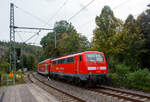 kbs-460-siegstrecke/827262/nun-ist-endlich-auch-die-siegstrecke Nun ist endlich auch die Siegstrecke (KBS 460) wieder durchgängig offen. Wegen einer Gleisabsenkung in Höhe Etzbach, war sie zwischen Wissen und Au (Sieg) wochenlang gesperrt. 

Die 111 093-1 (91 80 6111 093-1 D-DB) der DB Regio NRW bzw. der DB-Gebrauchtzug schiebt nun den RE 9, (rsx - Rhein-Sieg-Express) von Siegen via Köln Hbf nach Aachen Hbf, vom Bahnhof Kirchen (Sieg) weiter in Richtung Betzdorf.

Die Lok wurde 1978 von Krupp unter der Fabriknummer 5430 gebaut, der elektrische Teil wurde von AEG unter der Fabriknummer 8972 geliefert.
