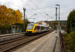 kbs-460-siegstrecke/828963/der-vt-263-95-80-0648 Der VT 263 (95 80 0648 163-3 D-HEB / 95 80 0648 663-2 D-HEB) ein Alstom Coradia LINT 41 der HLB (Hessische Landesbahn), verlässt am 26 Oktober 2023, als RB 93 'Rothaarbahn' (Bad Berleburg - Kreuztal - Siegen - Betzdorf), den Bahnhof Kirchen (Sieg). Nächster ist den der Zielbahnhof Richtung Betzdorf (Sieg).