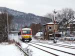 kbs-462-hellertalbahn/476246/es-ist-winter-nun-ist-auch 
Es ist Winter: Nun ist auch der Schnee im Hellertal angekommen....
Bedingt durch einen Defekt und Ausfalles eines Stadler GTW 2/6. der HLB, musste am einen Triebzug von der Westerwaldbahn (WEBA) anmieten.

Der Dieseltriebzug 928 677-4 / 628 677-7 der Westerwaldbahn (WEBA) fährt am 17.01.2016, als (HLB61768) RB 96 'Hellertalbahn' nach Betzdorf/Sieg (Dillenburg - Haiger - Neunkirchen - Herdorf - Betzdorf), hier erreicht er nun bald den Bahnhof Herdorf.

Der Trieb-/Steuerwagen wurden 1994 von der Düsseldorfer Waggonfabrik AG, Düsseldorf (DUEWAG) unter den Fabrik-Nr. 91286/91287 gebaut und im Dezember 1994 an die Deutsche Bahn AG (BW Gießen) geliefert. Bereits zum 31.07.1995 wurde er an die WEBA verkauft, so war der Triebzug mal gerade etwas über 7 Monate bei der DB.
