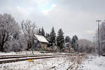 kbs-462-hellertalbahn/589901/es-ist-winter-im-hellertal-- 
Es ist Winter im Hellertal - Blick auf den Bahnhof Würgendorf am 02.12.2017, links das alte Bahnwärterhaus.