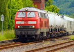 
Unkrautbekämpfungszug (Spritzzug) auf der Hellertatbahn (KBS 462) am 02.06.2012 in Herdorf. Hier im Detail (Teleaufnahme) die Zuglok 225 029-8 (92 80 1225 029-8 D-DB) der DB Schenker Rail Deutschland AG.