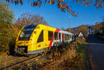 kbs-462-hellertalbahn/756207/der-vt-505-95-80-1648 Der VT 505 (95 80 1648 105-2 D-HEB / 95 80 1648 605-1 D-HEB), ein Alstom Coradia LINT 41 der neuen Generation / neue Kopfform, der HLB (Hessische Landesbahn GmbH) verlässt am 11.11.2021, als RB 96 'Hellertalbahn' (Haiger - Herdorf - Betzdorf), Umlauf 61780, den Bedarfs-Haltepunkt Sassenroth (Herdorf-Sassenroth) und fährt weiter in Richtung Betzdorf. 

Nochmals einen lieben Gruß an den netten Triebfahrzeug zurück, wir kennen und grüßen uns schon langen. Schon zu Zeiten der Hellertalbahn GmbH, damals noch mit einem Stadler GTW 2/6, fuhr Er auf dieser Strecke.