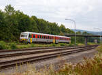 Der Dieseltriebzug 628 677-7 / 928 677-4 der Westerwaldbahn (WEBA),  fährt am 12.09.2015, als RB 96  Hellertalbahn  (Betzdorf/Sieg - Herdorf – Neunkirchen), von Herdorf weiter in Richtung Neunkirchen.
