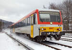 Damals war der Winter im Hellertal angekommen....
Bedingt durch einen Defekt und Ausfalles eines Stadler GTW 2/6. der HLB, musste am einen Triebzug von der Westerwaldbahn (WEBA) anmieten.

Der Dieseltriebzug 928 677-4 / 628 677-7 der Westerwaldbahn (WEBA) fährt am 17.01.2016, als (HLB61768) RB 96  Hellertalbahn  nach Betzdorf/Sieg (Dillenburg - Haiger - Neunkirchen - Herdorf - Betzdorf), hier erreicht er nun bald den Bahnhof Herdorf.

Der Trieb-/Steuerwagen wurden 1994 von der Düsseldorfer Waggonfabrik AG, Düsseldorf (DUEWAG) unter den Fabrik-Nr. 91286/91287 gebaut und im Dezember 1994 an die Deutsche Bahn AG (BW Gießen) geliefert. Bereits zum 31.07.1995 wurde er an die WEBA verkauft, so war der Triebzug mal gerade etwas über 7 Monate bei der DB.
