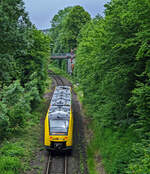 Der VT 504 (95 80 1648 104-5 D-HEB / 95 80 1648 604-4 D-HEB) ein Alstom Coradia LINT 41 der neuen Generation der HLB (Hessische Landesbahn GmbH) erreicht am 29.05.2022, als RB 96  Hellertalbahn“