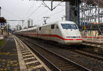 ice-1-br-401-mit-802-bis-804/871608/der-ice-1---tz-0171 Der ICE 1 - Tz 0171 'Heusenstamm', geführt von dem Triebkopf 401 071-6 (93 80 5401 071-6 D-DB) und am Zugschluss der Triebkopf 401 571-5 (93 80 5401 571-5 D-DB) fährt am 30 Dezember 2024 durch den Bahnhof Bonn-Beuel in Richtung Köln. Zurzeit werden Bauarbeiten auf der linken Rheinstrecke die Fernzüge hier auf die rechte Rheinstrecke umgeleitet. 

Die beiden Triebköpfe wurden 1991 Friedrich Krupp in Essen unter den Fabriknummern 5637 bzw, 5638 gebaut, die elektrische Ausrüstung ist jeweils von AEG. 
