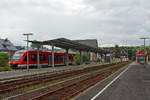 kbs-623-obere-lahntalbahn/592615/der-bahnhof-erndtebrueck-am-10082014-von 
Der Bahnhof Erndtebrück am 10.08.2014 von der Gleisseite (Blickrichtung Kreuztal). Links (auf Gleis 1) abgestellt der Alstom Coradia LINT 27 - 640 013 (95 80 0640 013-8 D-DB) der 3-Länder-Bahn (DB Regio NRW).