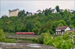 . Während sich die weißen Taubnesseln auf der schönen alten Steinbrücke in Runkel wohlzufühlen scheinen, fährt ein DB RegioSwinger (BR 612) an der Lahn und unter der Burg Schadeck vorbei. 26.05.2014 (Jeanny)