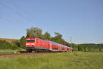 Am frühen Morgen des 12. Mai 2020 war 114 013 als RE20 von Limburg nach Frankfurt Hbf unterwegs und konnte dabei kurz vor Niederbrechen fotografiert werden. Im Zugverband sind bereits drei redesignte Doppelstockwagen (erkennbar an den grünen RMV-Streifen) vertreten.