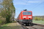 Am 16. April 2020 stand 143 346 mit ihrer aus fünf Wagen bestehenden RB22 nach Frankfurt Hbf in Lindenholzhausen und konnte dabei beim Fahrgastwechsel fotografiert werden.