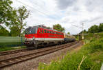 kbs-690-moselstrecke/561962/die-1142-704-6-a-cbb-91-81 Die 1142 704-6 (A-CBB 91 81 1142 704-6) der Centralbahn AG, erreicht mit einem Sonderzug von Koblenz Hbf kommend, am 16.06.2017 bald die Moselbrcke in Koblenz-Moselwei.

Die Lok wurde 1977 von SGP in Graz (Simmering-Graz-Pauker AG) gebaut und als BB 1042.704 an die sterreichische Bundesbahnen, ab 1985  wurde sie als BB 1042 704-5 bezeichnet. Nach dem Umbau wurde sie ab 1998  als BB 1142 704-4 bezeichnet, 2014 wurde sie von der BB dann an die Centralbahn verkauft.  

Die Reihe 1142 der BB ist eine Elektrolokomotive, die durch Umrstung der Reihe 1042.5 (ab 1042.531) auf Wendezugbetrieb entstand. Fr den relativ spt aufkommenden Wendezugbetrieb bei den BB befand man die 1042.5 als besonders geeignet, da diese Maschinen, zum Teil noch bis in die spten 1970er Jahre gebaut, noch vergleichsweise jung waren und ein Umbau im Zuge flliger Hauptuntersuchungen wirtschaftlich vertretbar war.

Der mechanische Teil gleicht daher der Reihe 1042.5, uerliche Unterschiede sind nur am Fahrzeugkasten zu finden. Anfnglich wurde der Umbau auf 1142 nur im Rahmen einer flligen Hauptausbesserungen durchgefhrt. Im Zuge dessen wurden nicht nur die Komponenten fr den Wendezugbetrieb eingebaut, sondern auch einige optische Vernderungen am Lokkasten vorgenommen. So wurden die Scheinwerfer verkleinert und die Verschiebergriffe neu positioniert. Spter wurden auch die Konsole fr das dritte Schlusslicht nicht mehr verblecht, sondern komplett entfernt, und je Fhrerstand die rechte Einstiegstr entfernt.

Erst spter wurde der Umbau auf 1142 auch im Zuge einer Teilausbesserung durchgefhrt. Hierbei wurde optisch an den Lokomotiven nichts verndert. Dadurch entstanden die blutorangen Loks dieser Baureihe, die auch nach wie vor die groen Scheinwerfer besitzen.
Die 1142 704-6 gehrt wohl zu einen der ersten Umbauten und hat noch wenige optische Vernderungen erhalten, auch die Scheinwerfer  sind nicht verkleinert worden.

Der Umbau der 1042.5 auf 1142 erfolgte im TS-Werk Linz der BB.

Die BB 1142 fahren noch heute, so zieht sie als Universallok nicht nur Wendezge, sondern auch Gterzge. Dabei kommen sie auch in Mehrfachtraktion mit gleichartigen 1142 und als Vorspann vor Taurus-Maschinen und 1044 zum Einsatz, hauptschlich am Semmering, da ein weiterer Taurus unntig wre. Da mittlerweile alle Tauri an die BB geliefert worden sind und auch die BB 1044/1144 auf Wendezugbetrieb umgerstet wurde, werden 1142 bei greren Schden oder notwendigen umfangreichen Reparaturen heute bereits ausgemustert.

TECHNISCHE DATEN:
Gebaute Anzahl: Geliefert als 1042 531-707 (177 Stck)
Bestand der BB am 31.12.2016:  65 Stck
Spurweite:  1.435 mm (Normalspur)
Achsformel:  Bo’Bo’
Begrenzungslinie : UIC 505-1
Lnge ber Puffer:  16.220 mm
Drehzapfenabstand:  7.800 mm
Achsabstand in Drehgestell:  3.400 mm
Raddurchmesser:  1.250 mm (neu) 
Dienstgewicht: 83,5 t
Radfahrmasse: 20,88 t
Hchstgeschwindigkeit: 150km/h 
Dauernennleistung:  3.800 kW
Maximalleistung: 4.000 kW 
Anfahrzugkraft:  225 kN
Stromsysteme: 15kV/16,7Hz
Anzahl der Fahrmotoren:  4 (Wechselstrom-Reihenschlufahrmotore)
Antrieb: SSW-Gummiring- Federantrieb
Zugelassen fr Streckenklasse: D2 oder hher
Kleinster befahrbarer Gleisbogen (Vmax= 10 km/h): R = 120 m
Bremsbauart: On-GPR-E m Z, ep.
Dynamisches Bremssystem:  Elektrodynamische Gleichstrom-Widerstandsbremse
Nenn- / Hchstleistung der dynamischen Bremse: 2.400 kW / 3.920 kW
Max. Bremskraft der dynamischen Bremse: 110 kN
Spannungssystem der elektrischen Zugheizung (Zugsammelschiene):
1.000 V, 16,7 Hz, ber die Heizwicklung desHaupttransformators
Max. Leistung der Zugheizung: 800 kVA
Zugbeeinflussungssysteme: PZB 60, einzelne Loks PZB 90 (diese sind dann auch fr Deutschland zugelassen)

Quelle der Technischen Daten: Datenblatt BB-Produktion Gesellschaft mbH
