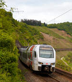 Der fünfteilige SÜWEX Stadler FLIRT³  - 429 110 / 429 610 als RE 1  Südwest-Express  gekuppelt mit dem dreiteiligen CFL Stadler KISS 2307 (hier nicht im Bild) als RE 11  DeLux-Express  fahren am 29.04.2018 über den Pündericher Hangviadukt in Richtung Trier.

Der Stadler FLIRT³ fährt als RE 1 “Südwest-Express“ die Verbindung Koblenz – Cochem –Trier – Dillingen – Saarbrücken, teilweise fährt der RE 1 auch über Kaiserslautern bis Mannheim. Der CFL Stadler KISS fährt als RE 11  DeLux-Express  die Verbindung Koblenz – Cochem –Trier – Igel – Wasserbillig – Luxembourg. Im Hbf Trier werden die Triebzüge geflügelt (getrennt bzw. in Gegenrichtung gekuppelt).

Seit dem 16. März 2015 fahren die CFL-KISS auf dem Abschnitt zwischen Koblenz und Trier, auf der Moselstrecke (KBS 690), gemeinsam mit den FLIRT³  der DB Regio Südwest in gemischter Mehrfachtraktion. Das ein- und zweistöckige elektrische Triebzüge zweier Staatsbahnen gemeinsam unterwegs sind, dürfte europaweit einmalig sei. Ab dem 10.12.2017 fahren einzelne CFL KISS von Koblenz weiter über Bonn und Köln Hbf bis nach Düsseldorf.