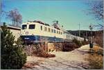 br-139-e-4011/794318/die-db-139-136-6-mit-ihrem Die DB 139 136-6 mit ihrem Nahverkerszug auf dem Weg von Seebrugg nach Freiburg i.B. beim Halt in Schluchsee. Das Motiv des Bildes ist eher das Umfeld aus jener Zeit, als der Zug selbst.  

Analogbild vom April 1988