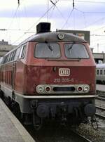 kbs-975-illertalbahn-ulm-oberstdorf/805477/210-005-5-in-ulm-im-mai 210 005-5 in Ulm im Mai 1980. Der Zug ist bereitgestellt für die Fahrt nach Oberstdorf auf Gleis 25.