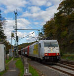 br-1852-traxx-f140-ac2/898644/die-an-die-1435-railway-operations Die an die 1435 railway operations GmbH & Co. KG (Erfurt) vermietete 185 581-6 (91 80 6185 581-6 D-AKIEM) der Akiem S.A.S. mit Sitz in Saint-Ouen bei Paris, fährt am 18 Oktober 2025 mit einem kurzen gem. Güterzug (6 Wagen) durch Scheuerfeld/Sieg in Richtung Köln. 

Die TRAXX F140 AC2 wurde 2007 von Bombardier in Kassel unter der Fabriknummer 34163 gebaut und an die CBRail S.à r.l. (Luxembourg) geliefert. Lange war sie an die Crossrail AG vermietet und fuhr für diese als 91 80 6185 581-6 D-XRAIL 'Celine Alia'. Zum 04.01.2013 wurde aus CBRail die Macquarie European Rail Ltd, zum 23.04.2020 übernahm dann die Akiem das Leasinggeschäft der Macquarie und somit auch die Schienenfahrzeuge.

Die Lok hat die Zulassungen für Deutschland, Österreich und die Schweiz (DACH), sie hat auch vier Stromabnehmer. 