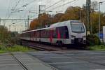 Abellio ET25-2301 verlässt am 14 November 2019 Emmerich mit ein RE nach Arnhem über Zevenaar.