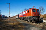 kbs-445-dillstrecke/768732/die-139-309-9-91-80-6139 Die 139 309-9 (91 80 6139 309-9 D-BYB) der BayernBahn GmbH fährt am 09.03.2022, mit dem sogenannten 'Henkelzug' (Langenfeld/Rhld. nach Gunzenhausen), durch Rudersdorf (Kr. Siegen) in südlicher Richtung bzw. Richtung Dillenburg. Der Zug bestand aus gedeckten Schiebewand-Wageneinheiten der Gattung Hiirrs der TRANSWAGGON GmbH.

Nochmals einen lieben Gruß an den netten Lf zurück.
Die E 40.13 wurde 1964 bei Krauss-Maffei in München unter der Fabriknummer 18838 gebaut, der elektrische Teil ist von BBC (andere Quellen behaupten SSW, ich konnte aber BBC lesen). Nach dem verlängerten Fristablauf zum 01.07.2016, wurde sie zum 01.01.2020 an die Bayernbahn GmbH verkauft.
2016 konnte ich die Lok noch als DB Lok ablichten, siehe: http://hellertal.startbilder.de/bild/deutschland~unternehmen~db-cargo-ag-ex-db-schenker-rail-deutschland-ag/477736/wohl-eine-der-letzten-im-db-bestanddie.html