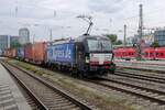 BOxXpress X4E-854 meldet sich mit ein Containerzug in München Ost am 21 September 2021.
