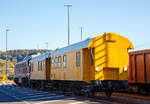   Die Wohnwagen (75 80 2329 178-7 D-DB und 75 80 2329 176-1 D-DB) DB Bahnbau Gruppe stehen mit der  Ludmilla  232 550-4 am 21.10.2018 beim ICE Bahnhof Montabaur.