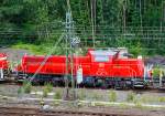 db-cargo-ag-ex-db-schenker-rail-deutschland-ag/443081/etwas-hinter-einem-mast-verstecktdie-265 
Etwas hinter einem Mast versteckt..........
Die 265 023-2 (92 80 1265 023-2 D-DB), eine Voith Gravita 15L BB der DB Schenker Rail AG, abgestellt am 26.07.2015 in Kreuztal. 

Die Lok wurde 2013 von Voith in Kiel unter der Fabriknummer L04-18024 gebaut und an die DB Schenker geliefert. 

Die Loks vom Typ Gravita 15L BB haben einen Leistung von 1.800 kW und habe somit 800 kW mehr Leistung als eine Gravita 10 BB. Zudem sind sie über 1m länger als die kleine Schwester.
